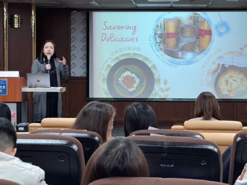移民署北區事務大隊台北市服務站10日邀請菲籍新二代鍾宜珊（Mary Anne Sioco）（後左）分享其家鄉耶誕節必嚐的傳統點心，以及她在台灣追夢成為節目主持人的心路歷程。（移民署提供）中央社記者黃麗芸傳真　114年12月10日