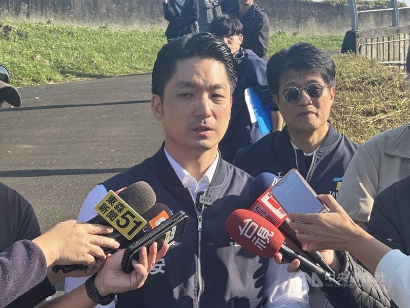 台北市長蔣萬安（前）就職即將滿3年，對於自己最滿意的3項政績，他說，吸引輝達等頂尖企業進駐、台北大巨蛋啟用及捷運工程6線齊發。中央社記者陳昱婷攝 114年12月10日