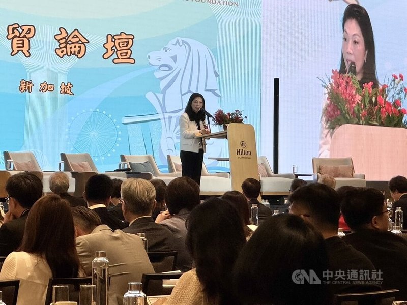 亞洲台灣商會聯合總會10日在新加坡舉行台商經貿論壇,亞洲台灣商會聯合總會第33屆總會長陳舒琴(演講者)出席。中央社記者吳昇鴻新加坡攝 114年12月10日