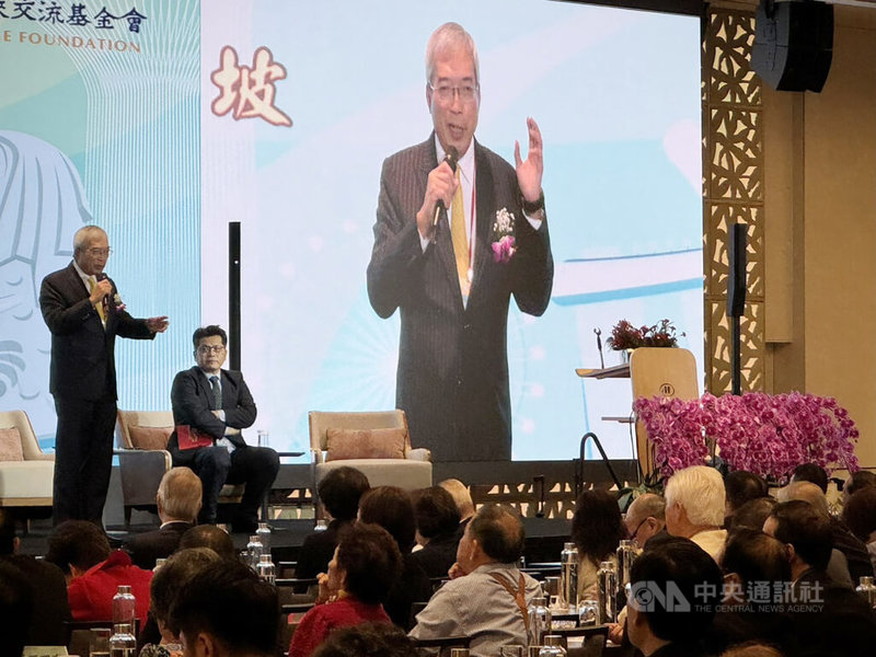 亞洲台灣商會聯合總會10日在新加坡舉行台商經貿論壇，財信傳媒董事長謝金河（演講者）出席。中央社記者吳昇鴻新加坡攝  114年12月10日