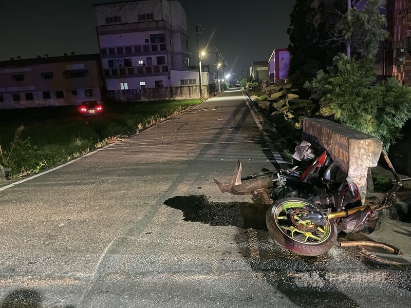 范姓越南籍逃逸移工未領有駕駛執照駕駛小貨車，9月深夜行經彰化縣秀水鄉時，與騎機車的杜姓移工碰撞後棄車逃逸，杜姓移工送醫搶救不治；彰化地方法院將范姓移工依未領駕照駕車犯過失致死等罪，定應執行1年10月刑期。（翻攝照片）中央社記者鄭維真傳真 114年12月10日