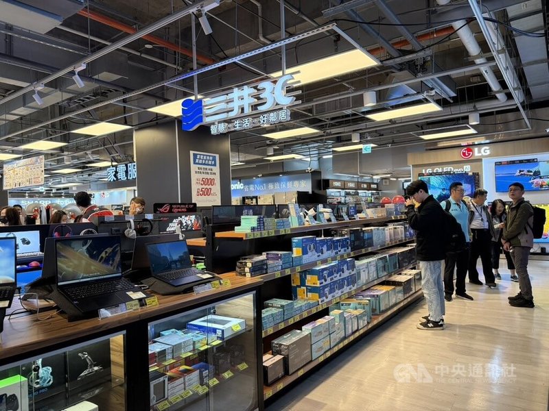 大全聯青埔店地下1樓主打5大特色專區,包括「全電器」、「全藥妝」、「全酒窖」、「我的鮮食集」、「我的烘焙坊」,盼希望創造「百貨專櫃感」,未來將應用在不同商圈的中大型全聯門市。中央社記者曾智怡攝 114年12月10日