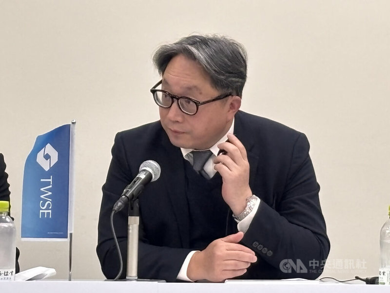 台灣證券交易所董事長林修銘率領6家台灣投信公司赴日本,與東京證券交易所及多家資產管理機構交流,10日下午在東證舉行記者會,元大投信董事長劉宗聖說明台灣ETF發展。中央社記者戴雅真東京攝 114年12月10日