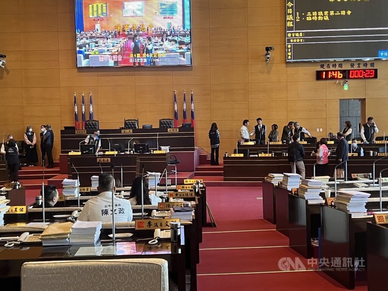 台中市議會10日二讀通過台中市政府115年總預算案，會中一度暫停，進行政黨協商，最後決議歲出及歲入各刪減新台幣6億元、歲出凍結6.7億元。中央社記者郝雪卿攝   114年12月10日