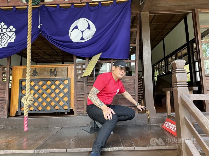 日治時期移民在花蓮的信仰中心慶修院,歷經地震等災害,文化局爭取中央經費擬整修;經營團隊執行長陳義正說明本堂梁柱被震錯位。中央社記者李先鳳攝 114年12月10日