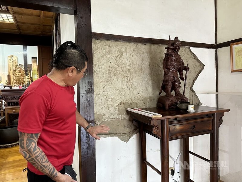 日治時期移民在花蓮的信仰中心慶修院,歷經地震等災害,文化局爭取中央經費擬整修;經營團隊執行長陳義正說明,地震造成本堂牆面剝落。中央社記者李先鳳攝 114年12月10日