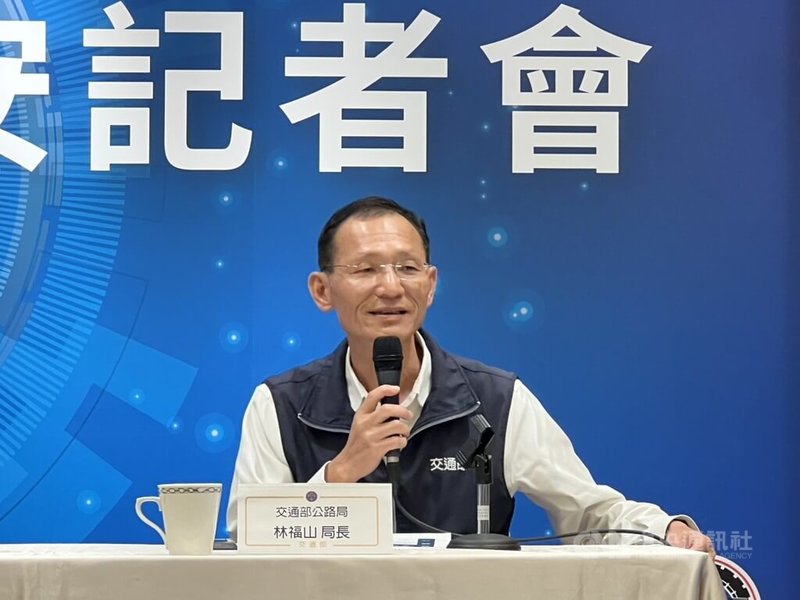 交通部公路局推動路口雙色溫照明改善計畫，針對轄管省道照明設施，路口更換為白光燈具，路段維持黃光燈具，公路局長林福山10日表示，115年將再推動逾200處調整。中央社記者黃巧雯攝 114年12月10日