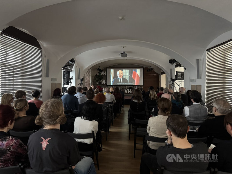 捷克紀錄片「我是台灣人」（Jsem Tchajwanec）9日在布拉格放映。這部片透過深入訪談多位捷克政治人物、商會成員、漢學家、記者等人物，呈現捷克參議長維特齊（Miloš Vystrčil）2020年「台灣行」背後承受的壓力，以及台灣複雜的地緣政治局勢。中央社記者劉郁葶布拉格攝 114年12月10日