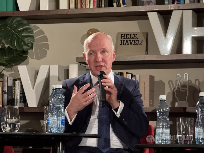 在紀錄片「我是台灣人」（Jsem Tchajwanec）映後座談會上，捷克參議員費雪（Pavel Fischer）表示，從這部紀錄片中能清楚感受到，在是否應以捷克長期利益為優先的決策過程中，許多相關人士往往承受巨大壓力。中央社記者劉郁葶布拉格攝 114年12月10日