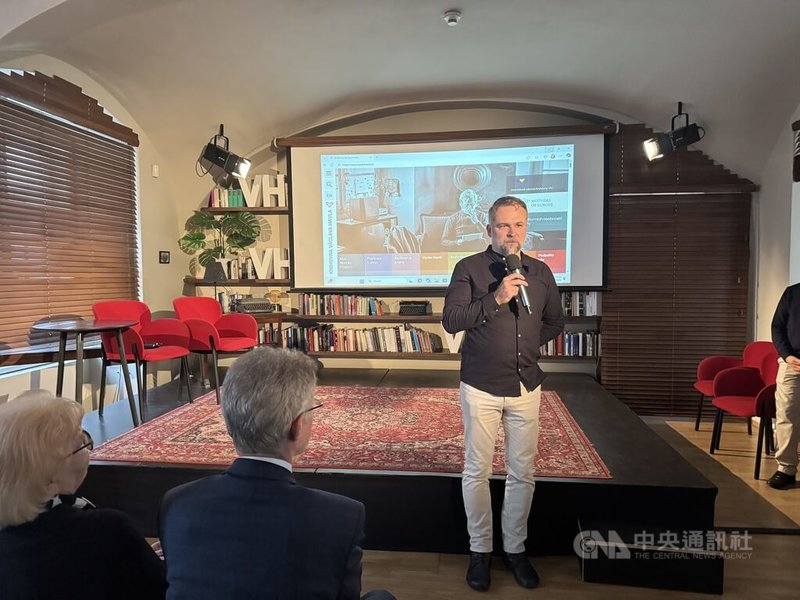 捷克紀錄片「我是台灣人」（Jsem Tchajwanec）由捷克導演斯斯瓦泰克（Dan Svátek）（圖）耗時5年拍攝，以捷克參議長維特齊（Miloš Vystrčil）2020年訪台為背景。當時維特齊在台灣立法院演講以中文說出「我是台灣人」，引起轟動，這部片也以此為名。中央社記者劉郁葶布拉格攝　114年12月10日