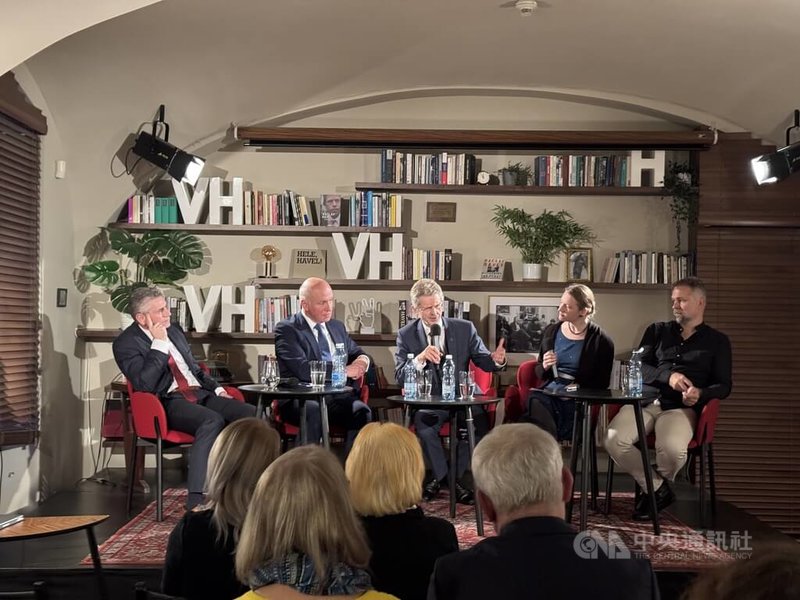 捷克紀錄片「我是台灣人」（Jsem Tchajwanec）9日在布拉格放映。在映後座談會上，捷克參議長維特齊（Miloš Vystrčil，中）強調，捷克自1989年獲得生活在自由世界的機會，因此絕不能背離自由民主價值。中央社記者劉郁葶布拉格攝　114年12月10日