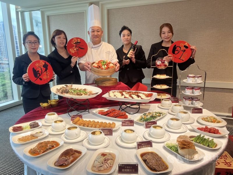 台中市多家飯店及餐廳10日宣布,即日起開放2026年農曆春節圍爐年菜及除夕圍爐宴預訂,有業者開放預訂至今已達9成目標。中央社記者郝雪卿攝 114年12月10日