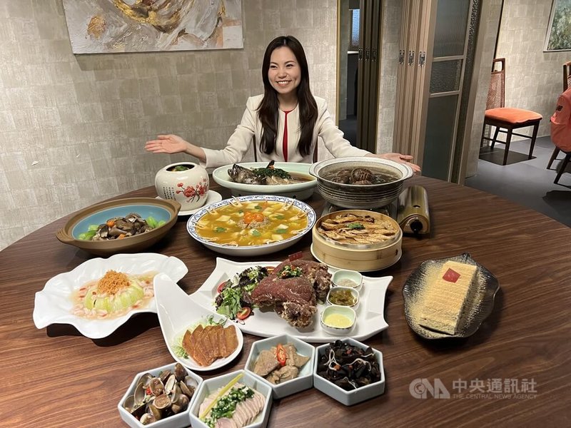 歲末年終之際,台中市有米其林推薦餐廳10日宣布自即日起開放預訂圍爐年菜,農曆除夕當天並將限量推出「現做熱年菜」供外帶。中央社記者郝雪卿攝 114年12月10日