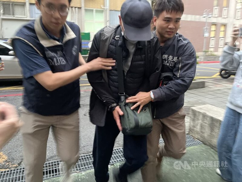 台北地檢署偵辦柬埔寨太子集團洗錢案，查出其香港註冊的豪華遊艇曾長期停泊台灣，為釐清遊艇用途，9日發動搜索拘提台灣負責保管、處理遊艇業務的黃姓男子（戴帽者）等6人到案，10日陸續移送北檢複訊，中央社記者劉世怡攝　114年12月10日