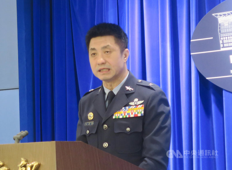 空軍司令部督察長江義誠少將10於國防部例行記者會，說明F-16V（Block20）的自動防撞地系統將於配合鳳展專案民國117年完成的期程內，完成全機隊的安裝。中央社記者吳書緯攝　114年12月10日