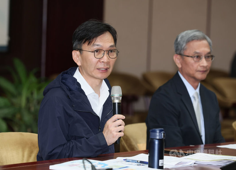 經濟部、環境部10日在台北共同召開「基隆水質及因應措施說明記者會」，環境部水質保護司司長王嶽斌（左）出席說明污染稽查與相關因應措施。中央社記者謝佳璋攝 114年12月10日