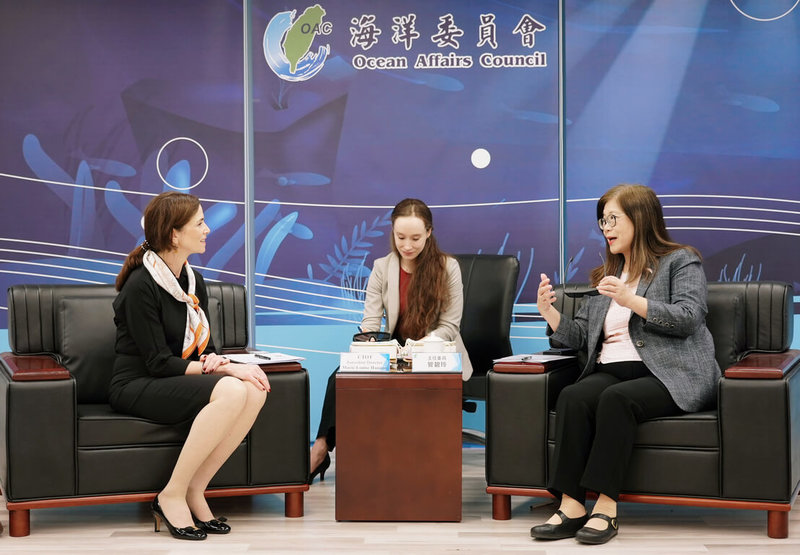 加拿大駐台北貿易辦事處代表何曼麗（Marie-Louise Hannan）（左）10日下午拜會海洋委員會主委管碧玲（右），雙方就海事安全、海洋保育、藍色經濟等議題交流意見。（海洋委員會提供）中央社記者張已亷傳真　114年12月10日