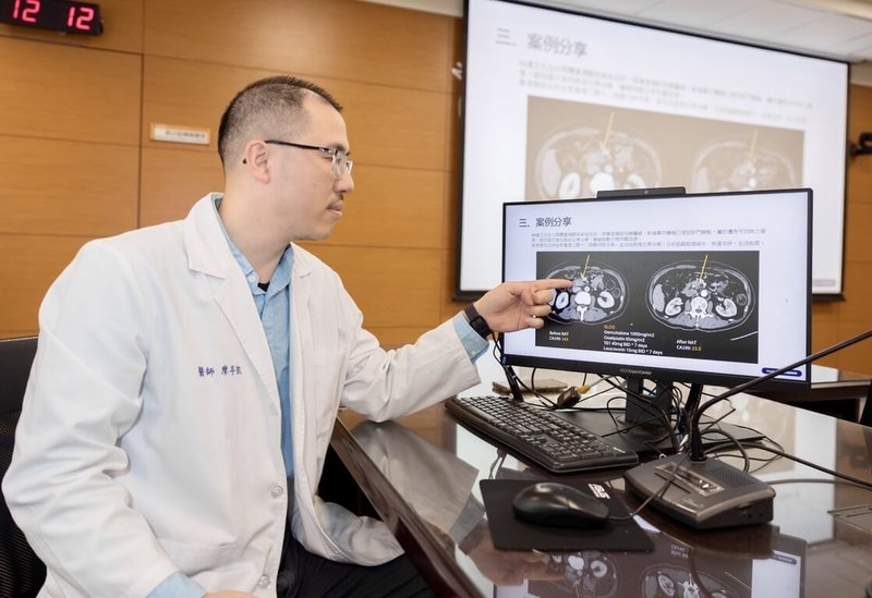 成大醫院外科部醫師廖亭凱10日表示，胰臟癌多數病人確診時已屬局部晚期或轉移期，「術前化療」結合「擴大切除」整合治療策略，明顯延長整體存活期。（成大醫院提供）中央社記者張榮祥台南傳真　114年12月10日