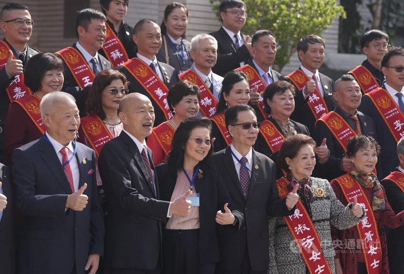 立法院長韓國瑜(前排左2)10日在立法院接見114年度全國好人好事獲獎代表一行,並於議場前合影。中央社記者徐肇昌攝 114年12月10日