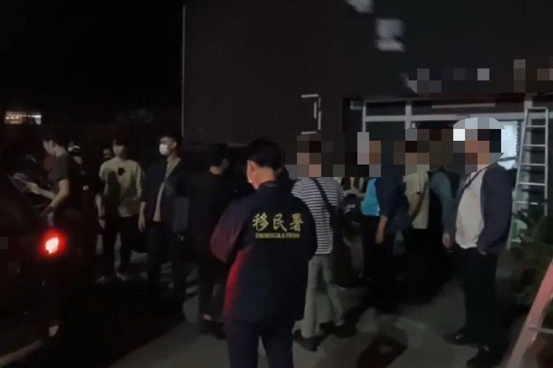 台南市善化區一家護膚SPA會館涉嫌讓客人在店內以「選妃」方式挑選泰國籍女子進行性交易，被警方與移民署組成專案小組蒐證查獲。（讀者提供）中央社記者楊思瑞台南傳真　114年12月10日