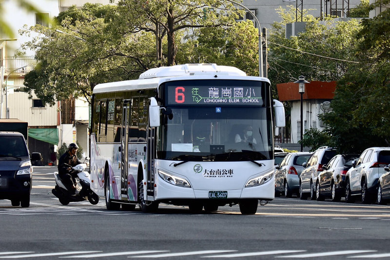 統聯客運今年加入台南市區公車營運行列，即日起投入9輛電動公車，行駛於0路及6路，提供低碳運輸。（台南市政府提供）中央社記者張榮祥台南傳真 114年12月10日