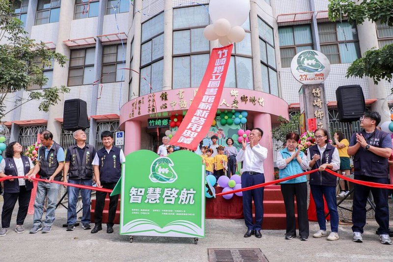 嘉義縣竹崎鄉長曾亮哲（左4）10日允諾在財政穩固基礎下，115年春節前發放颱風丹娜絲及0728豪雨紓困金每名鄉民新台幣5000元。圖攝於日前竹崎鄉圖書館重啟活動。（嘉義縣政府提供）中央社記者蔡智明傳真  114年12月10日