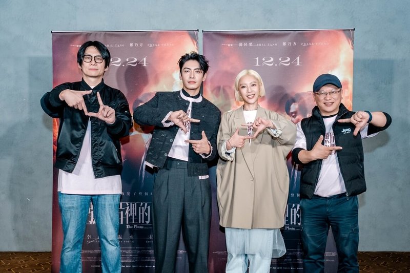 台韓合製電影「那張照片裡的我們」10日舉辦試映會，導演鄭乃方（左起）、演員宋柏緯、方宥心與導演湯昇榮同台出席，開心分享拍攝甘苦談。（瀚草文創GrX STUDIO提供）中央社記者王心妤傳真　114年12月10日