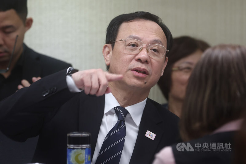 立法院社會福利及衛生環境委員會10日邀請衛福部長石崇良(中)與勞動部及教育部,就「身心障礙者特教融合、就業服務及自立生活現況」進行專題報告,並備質詢。中央社記者王騰毅攝 114年12月10日