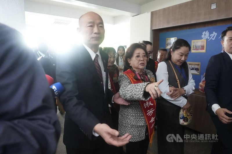 立法院長韓國瑜（前左）10日在立法院接見114年度全國好人好事獲獎代表一行，陪同獲獎演員陳淑芳（前左2）前往會議室。中央社記者徐肇昌攝　114年12月10日