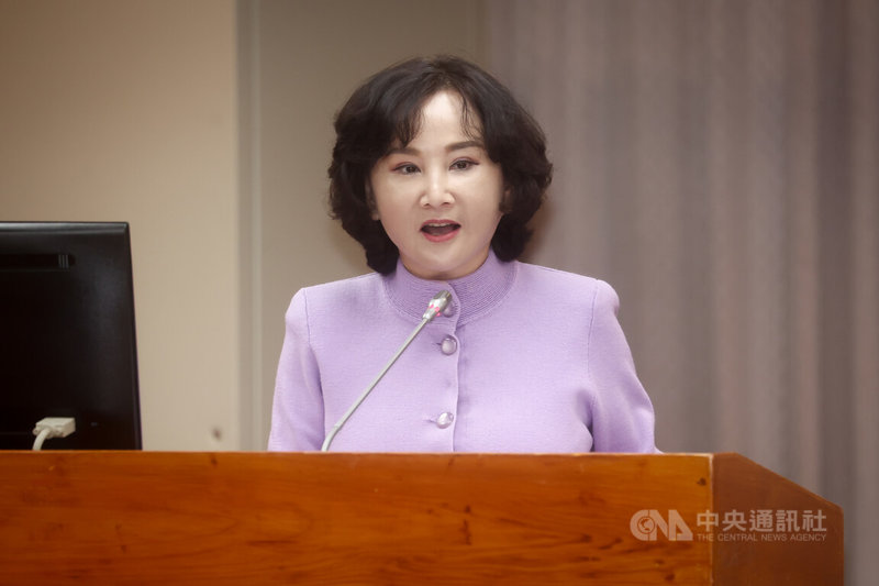 立法院教育及文化委員會10日聚焦「公廣集團暨公視基金、央社、央廣之營運管理、預算績效，與新媒體策略」，中央社社長胡婉玲（圖）報告營運績效。中央社記者王騰毅攝  114年12月10日