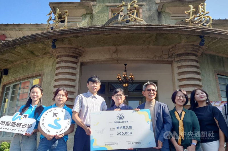 台南市左鎮區光榮實驗小學規劃帶學生前往日本，進行化石特色課程深度交流，10日獲餐廳業者贊助部分旅費，由校長蔡坤良（右3）代表接受。中央社記者楊思瑞攝  114年12月10日