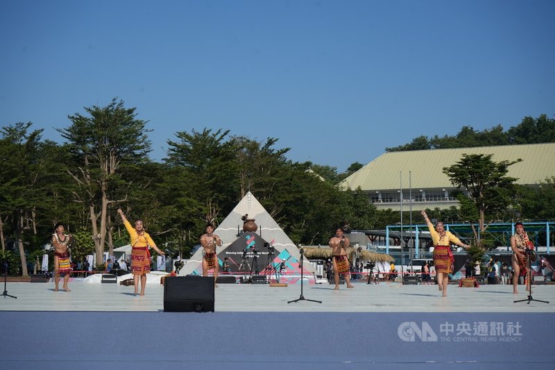 菲律賓傳統樂舞代表隊來台參加「世界原住民族傳統運動會」，代表隊7日入境時，族服羽飾遭海關沒入，在台灣各界協助下湊齊演出道具，10日上午順利在屏東完成競賽演出。中央社記者黃郁菁攝 114年12月10日