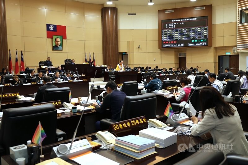 苗栗縣議會10日三讀通過115年度苗栗縣總預算案，但各局處往年原本由中央補助款辦理的計畫、人事費用，因未獲中央核定，相關款項經費缺口約新台幣5億元，縣長鍾東錦表示，縣府會想辦法解決，持續向中央爭取。中央社記者管瑞平攝　114年12月10日