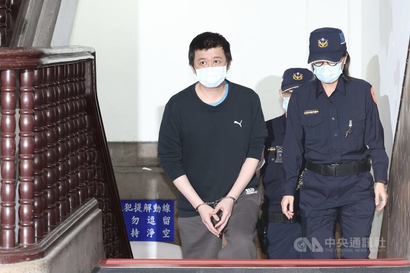 前民進黨黨工黃取榮等人涉為大陸地區發展組織，台灣高檢署依違反國家安全法發展組織罪起訴，台灣高等法院10日開庭，法警提解前外交部長辦公室諮議何仁傑（左）出庭。中央社記者吳家昇攝　114年12月10日