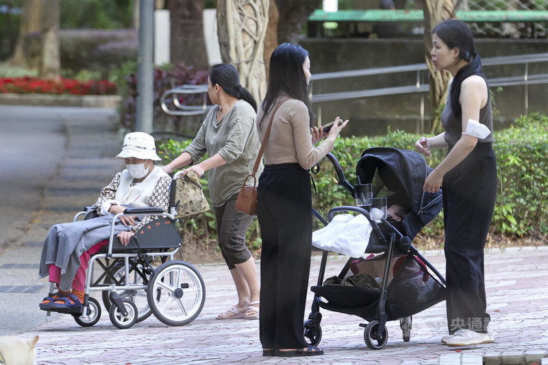 台灣今年正逼近世界衛生組織定義的超高齡社會,截至11月底,65歲以上人口數為465萬7796人,占總人口比率19.99%。圖為台北大安森林公園10日有家長推著嬰兒車與友寒暄,也有民眾陪伴乘坐輪椅的長者度過午後時光。中央社記者鄭清元攝 114年12月10日