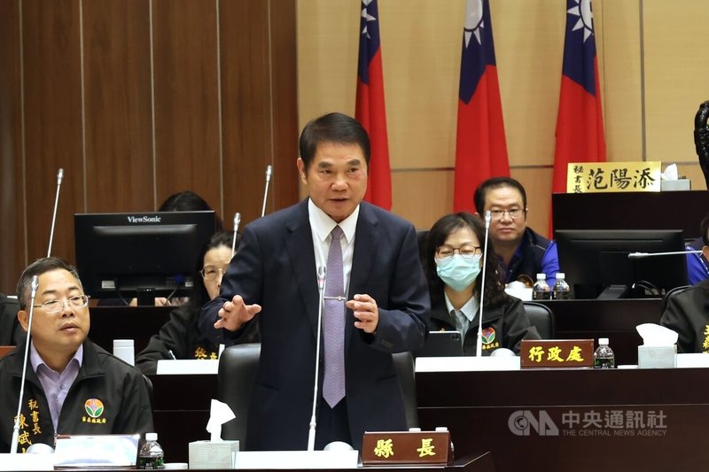 苗栗縣政府115年度總預算案三讀通過，學生免費營養午餐有望在115年9月新學年上路。縣長鍾東錦（前中）10日指出，除學生外，實施對象也納入校長、導師、特教教師助理員及特教學生助理員。中央社記者管瑞平攝　114年12月10日