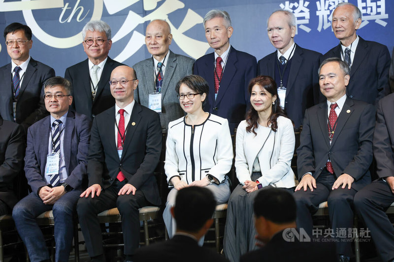 「中華民國不動產估價師公會全國聯合會20週年榮耀與感恩之夜」10日晚間在台北晶華酒店舉行,副總統蕭美琴(前中)應邀出席,與公會理事長郭國任(前左2)等與會來賓合影留念。中央社記者吳家昇攝 114年12月10日