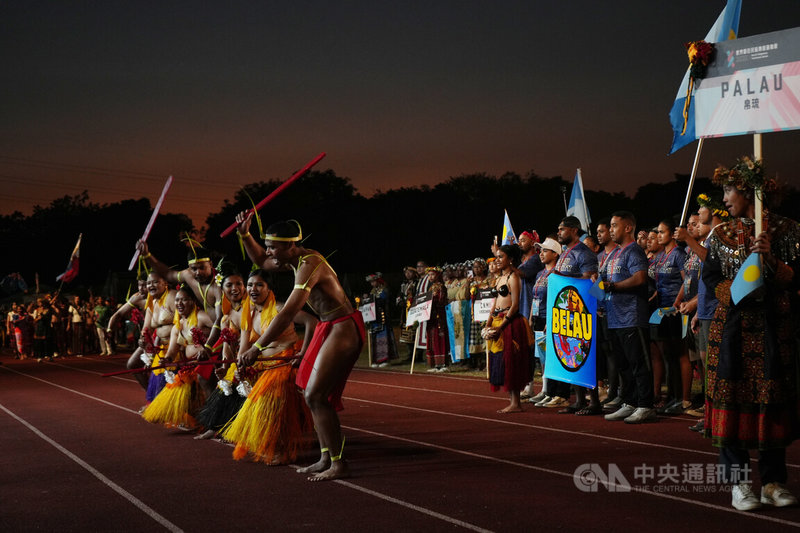 2025世界原住民族傳統運動會在屏東,也是台灣首次主辦國際級原住民族運動賽事,10國原住民跨海來台參賽,帛琉代表隊選手於開幕式進場時展現熱情活力。中央社記者黃郁菁攝 114年12月10日