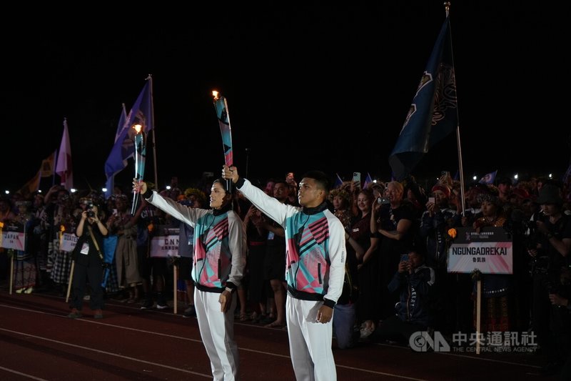 2025世界原住民族傳統運動會10日在屏東登場,最受矚目的聖火儀式請來亞運銀牌拳擊好手賴主恩(前右)、奧運銅牌拳擊女將陳念琴(前左)擔任跑手。中央社記者黃郁菁攝 114年12月10日