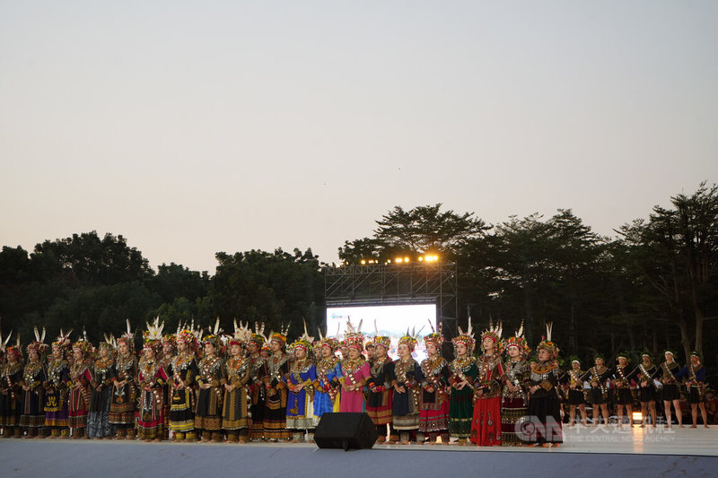 2025世界原住民族傳統運動會在屏東,超過300名演出者透過樂舞、聲響與當代創作,展現南島文化節奏與精神,為世原運揭開序幕。圖為排灣族傳統歌舞演出。中央社記者黃郁菁攝 114年12月10日