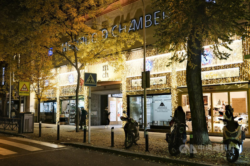 耶誕假期來臨,西班牙首都馬德里市中心錢貝里社區(Chamberí)的傳統市場已張燈結綵,熱鬧迎接消費者來採辦年貨與年菜。中央社記者胡家綺馬德里攝 114年12月10日