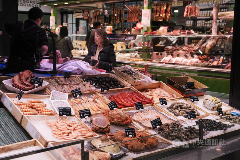 面對耶誕節繁重的採辦工作及不斷上漲的食品價格,為節省開銷,許多西班牙民眾會提早計畫菜單、列出採買清單、提前出動到市場比價、進行海鮮採購後將其冷凍起來,事先備料好過節。中央社記者胡家綺馬德里攝 114年12月10日