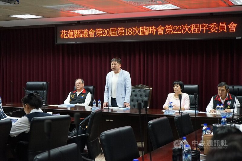 花蓮縣政府送審115年度預算，花蓮縣議會認為應增加光復重建經費，要求修改重編，10日召開臨時會程序委員會，因未收到修改版本，預算案再度卡關，未排入臨時會議程。花蓮議長張峻（立者）表示，為了光復災民，會很堅持。中央社記者張祈攝　114年12月10日