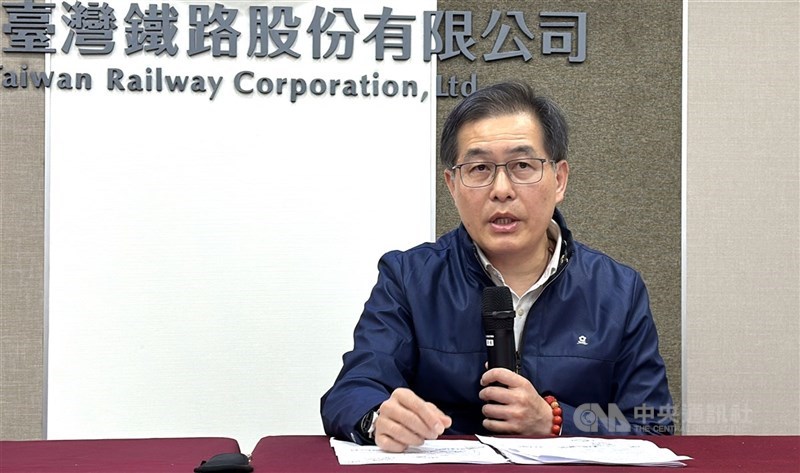 台鐵6日電力設備故障，影響113列次。總經理馮輝昇10日說，因5日鐵道局施工支撐架曾打到列車集電弓，除釐清事故關聯性外，也對EMU900型列車集電弓、中壢到桃園間電車線檢查。（中央社檔案照片）