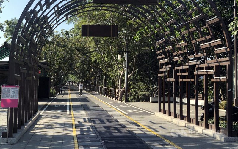 嘉義市嘉油鐵馬道被譽為「南部最美自行車道」，市府進行第3期優化工程已完工，12日可全線通行，打造白天綠蔭大道、夜晚魅力光廊的安全舒適環境。中央社記者黃國芳攝　114年12月10日