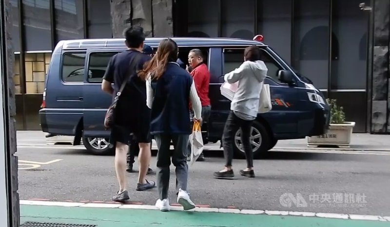 王姓男子經營架設電信節費設備插用電話卡 「卡池」等，滯欠鉅額營業稅及罰鍰逾新台幣1億5968萬元。行政執行署台北分署10日表示，4日向台北地方法院聲請管收王男（左1短褲者）獲准。 圖片由行政執行署台北分署提供。中央社記者劉世怡傳真 114年12月10日