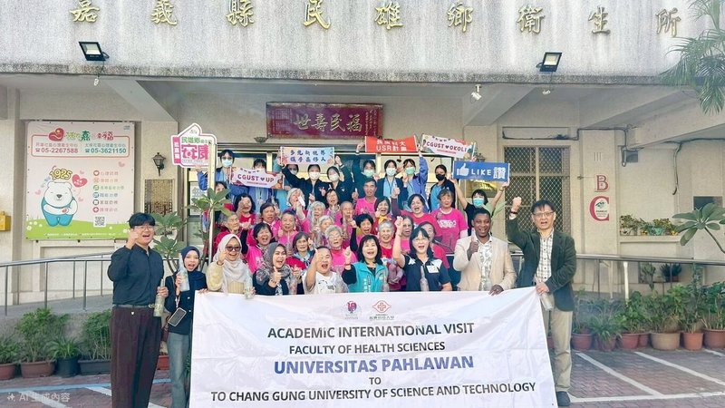 長庚科技大學增進公共衛生與護理教育國際交流，10日邀集來自印尼、美國共5名學者參訪民雄鄉衛生所，嘉義縣衛生局長趙紋華（前右4）也出席，展現台灣推動社區健康的成果。（嘉義縣衛生局提供）中央社記者蔡智明傳真　114年12月10日