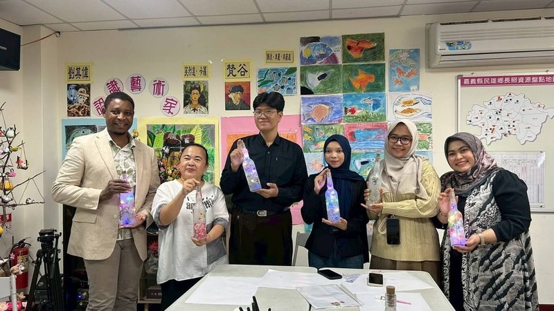 長庚科大10日安排印尼、美國等5名學者參訪嘉義縣民雄衛生所，並參觀醫事C據點的長者手作蝶古巴特拼貼並結合LED燈串，將普通的酒瓶化身為溫暖夢幻的小夜燈，令學者眼睛一亮。（嘉義縣衛生局提供）中央社記者蔡智明傳真　114年12月10日