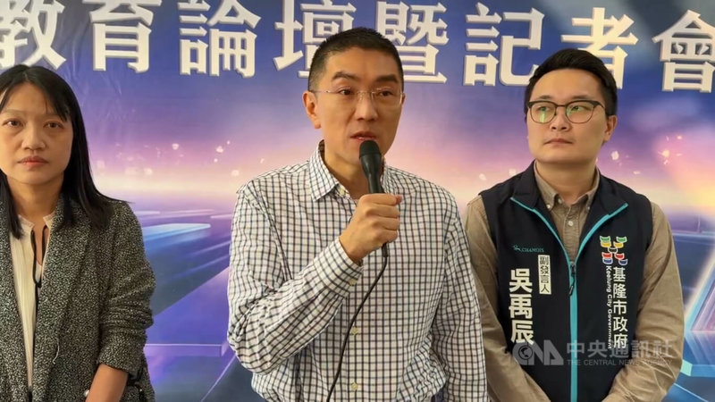 基隆市源遠路大排污染事件，台水公司表示水質檢測合格後會通報市府，市府接受才會開始抽取基隆河原水，市長謝國樑（中）10日上午出席活動受訪說，「目前為止，沒有正式告訴我們檢測結果」。中央社記者王朝鈺攝 114年12月10日