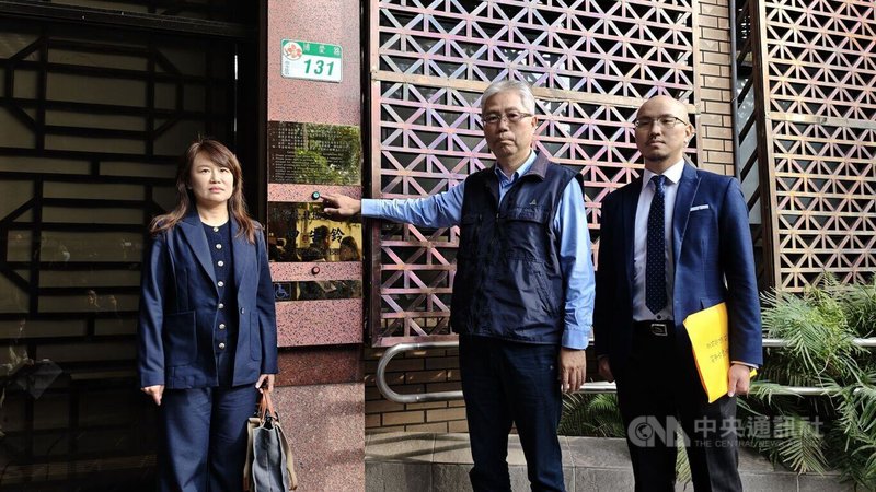 中油觀塘接收站（三接）二期工程遭指浮報預算、工程品質像豆腐渣，得標上市公司皇昌營造不滿遭抹黑，執行長林明照（右2）10日赴北檢按鈴申告，認為本件工程爭議為有心人士勾結禿鷹集團進行操作。中央社記者劉世怡攝　114年12月10日